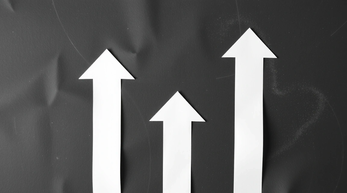 Immagine di un grafico economico che mostra l'aumento dei prezzi dell'energia, con frecce che indicano la crescita.